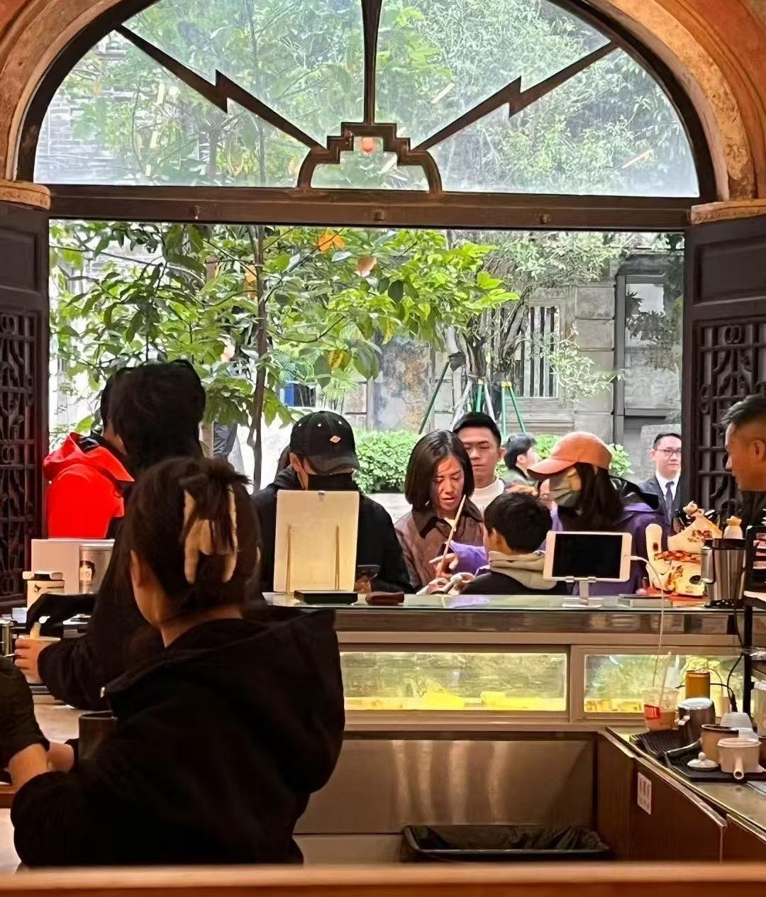 12月26日，郭晶晶和霍启刚带着3个孩子去佛山岭南新天地去逛街游玩了，专门陪伴孩