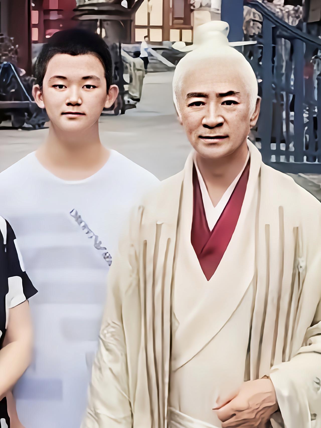 查了一下，结果下巴都惊掉了！原来寇振海嘴里的18岁儿子，并不是他和原配的孩子