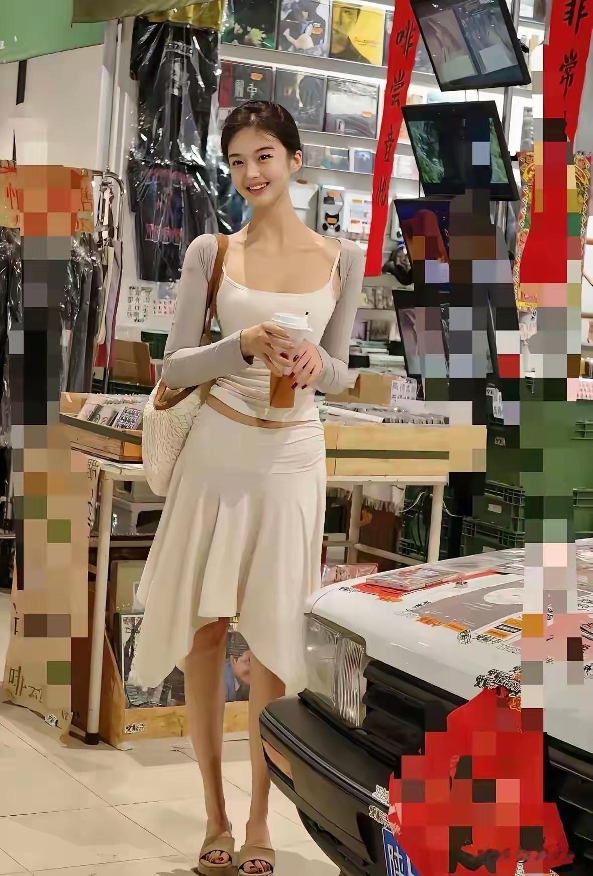 这是我见过最漂亮的女孩子，肤白貌美大长腿！