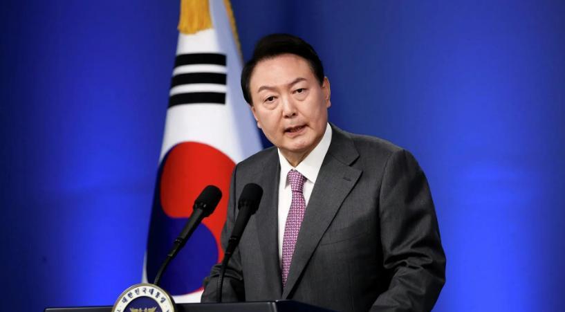 2024年12月3日夜里10点多，尹锡悦发布来了戒严令，他的算盘打得很直白：等议