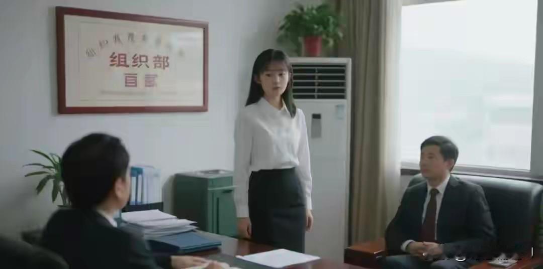 兜里的手机突然嗡嗡响起来时，我正蹲在河堤边搬碎石块。县安置办的刘主任电话打过来，