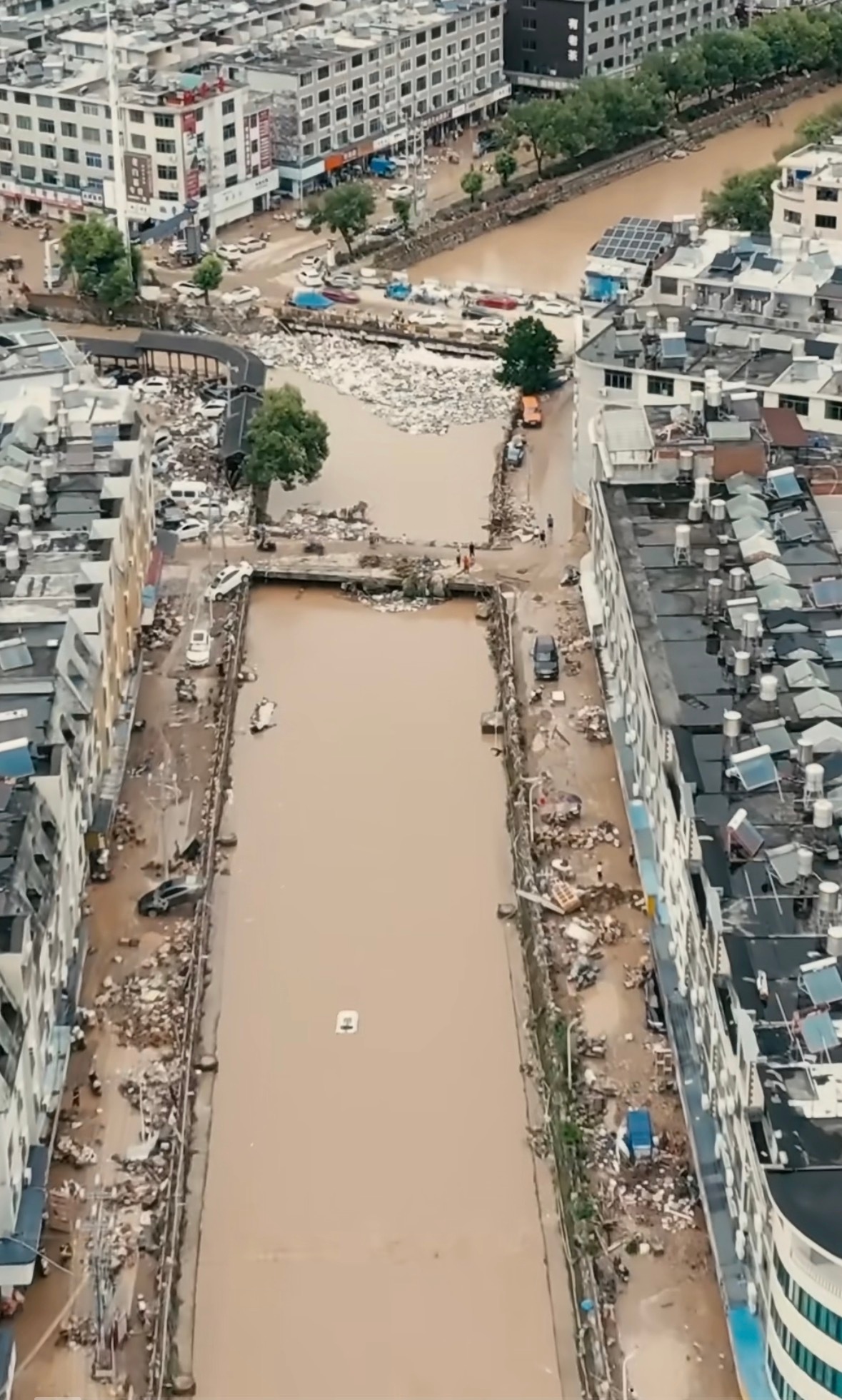 福建受灾严重近日，受台风“沙德尔”罕见“复活”与冷空气叠加影响，福建遭遇历史性极