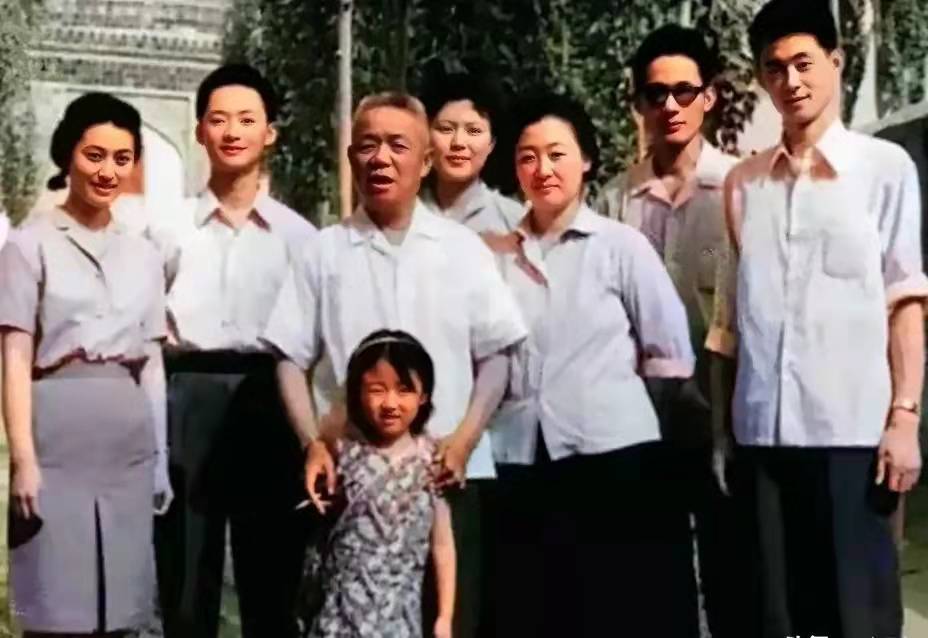 韩先楚的老部下徐国夫少将说，韩先楚的长相实在不敢恭维。这是客观情况，但是韩先楚子