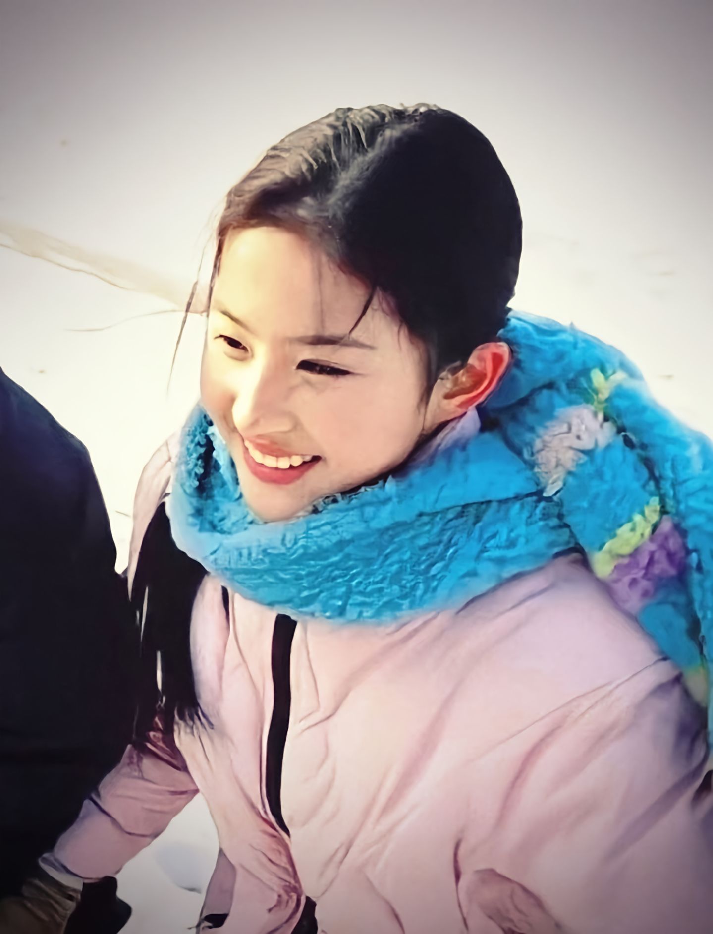 粉衣配蓝围巾土吗？刘亦菲的冬日随拍