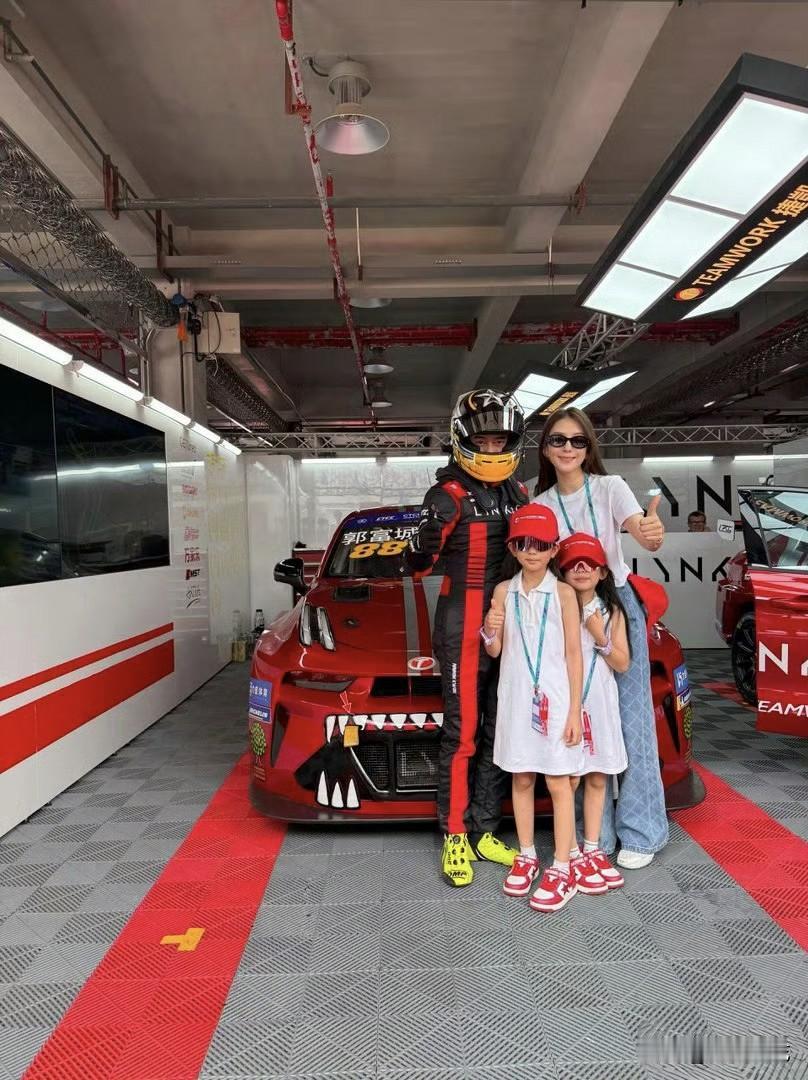 郭富城太幸福了！5月30日，郭富城开心地晒出妻子方媛带着两个女儿到宁波赛道探