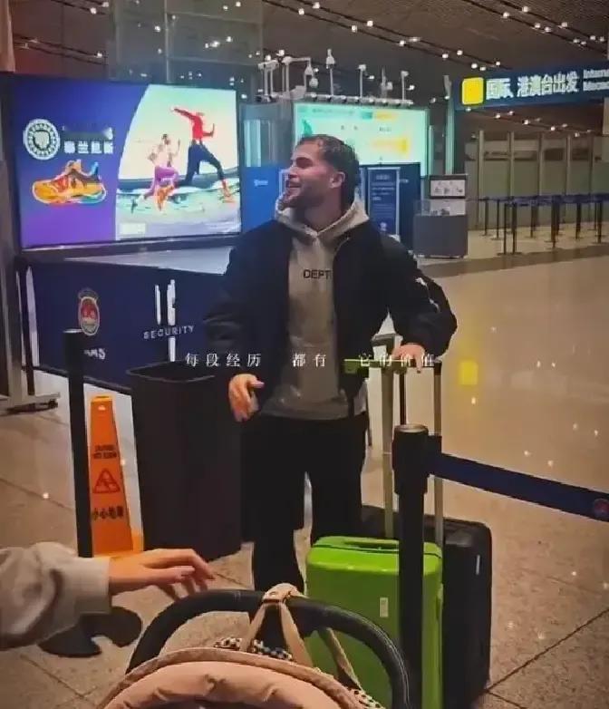 国安球迷在骂俱乐部，因为一个没进球没助攻的中场走了。你看到的是数据：出场67