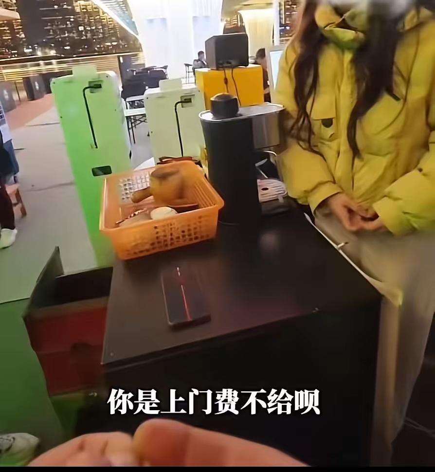 “看一眼就要50块？你咋不去抢！”维修师傅索要上门费引发全网激辩，真相究竟如