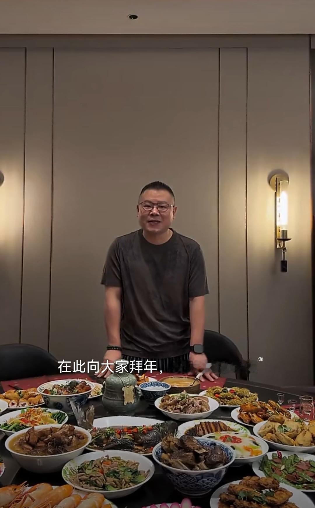 岳云鹏也算解脱了，不用紧张上春晚说相声了。刷到岳岳带着徒弟给大家拜年的视频，