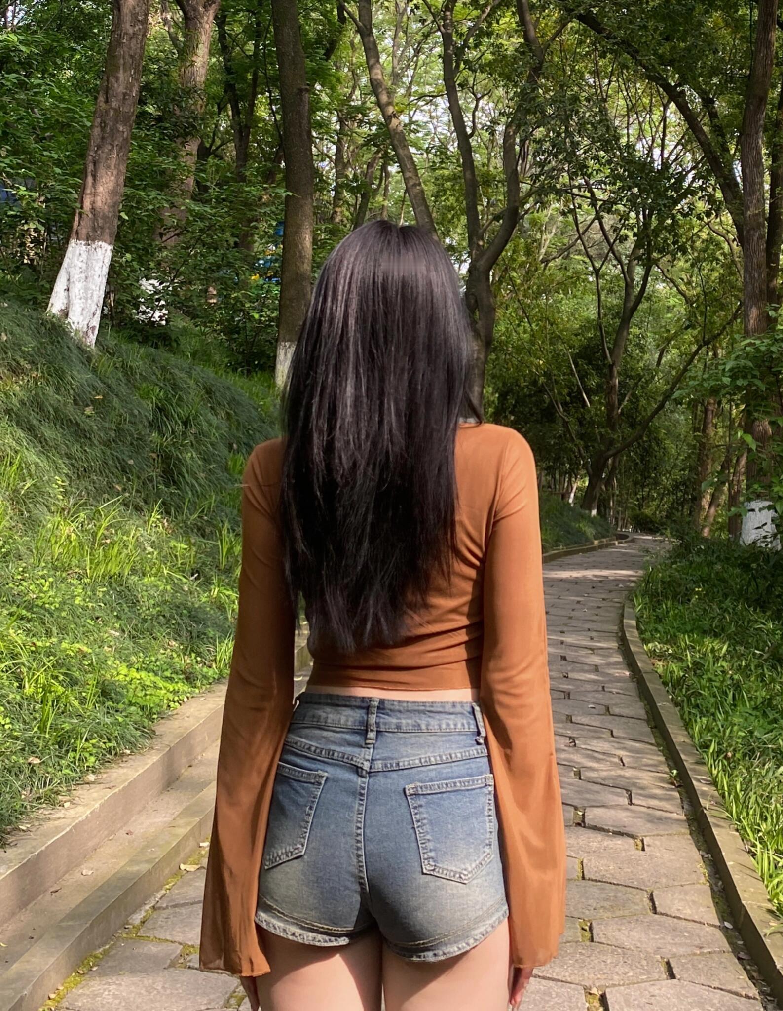 分享一下我认为最美的背影背影是藏了半分懒的美——是软裙裹着线条的室内...