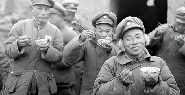 1948年，有一个国民党士兵饿的实在受不了了，跑到了解放军阵地，竟然背回一袋子馒