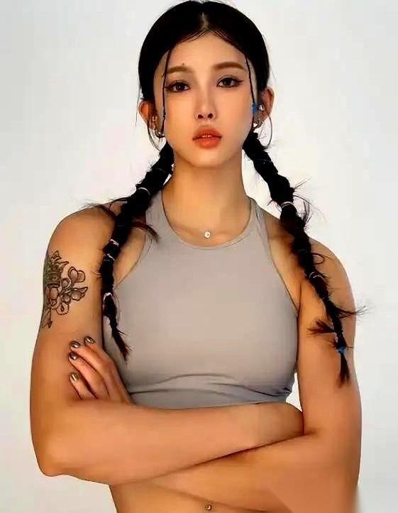 6月底的亚运会选拔赛上，吴艳妮逆风跑出12秒99直接锁定了参赛名额。她比林雨薇