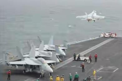 美国“尼米兹”号航母正美滋滋地踏上返程路，准备结束最后一次部署回美国退休，结果2