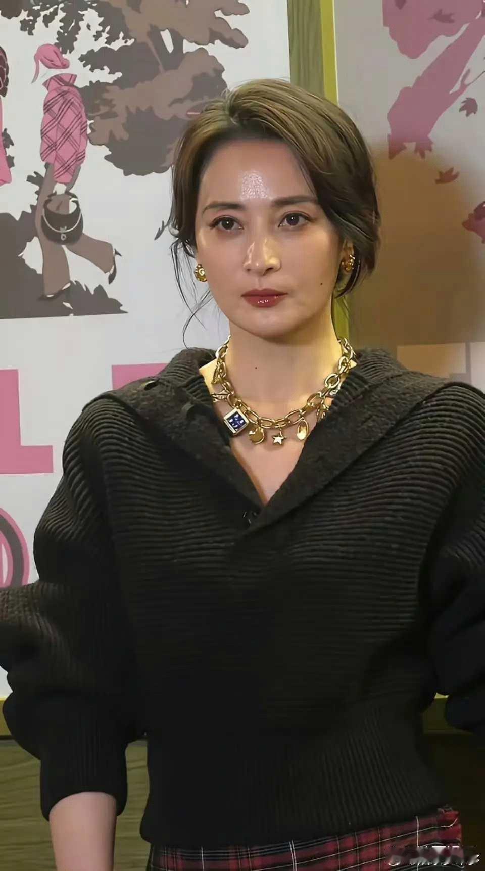 蒋勤勤今日随拍氛围感拉满！毛衣搭配格纹裙尽显温婉大气，气质优雅出众，每一张都美得