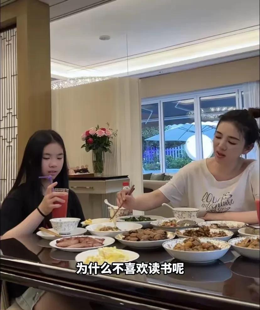 黄奕的女儿黄芊铃想进娱乐圈，已经不是一次两次了。她上次还想在她妈妈的电视剧里面饰