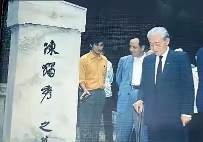 1990年9月，83岁高龄的赵朴初回到家乡安庆，在陈独秀墓前说：你看这墓碑上，只