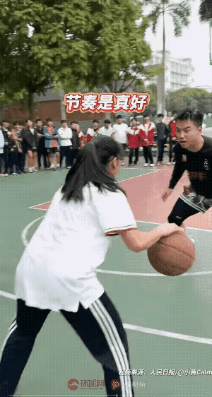 刚刚查了一下，这个火上《人民日报》打篮球很厉害的女生，不查不知道，一查原来是我太