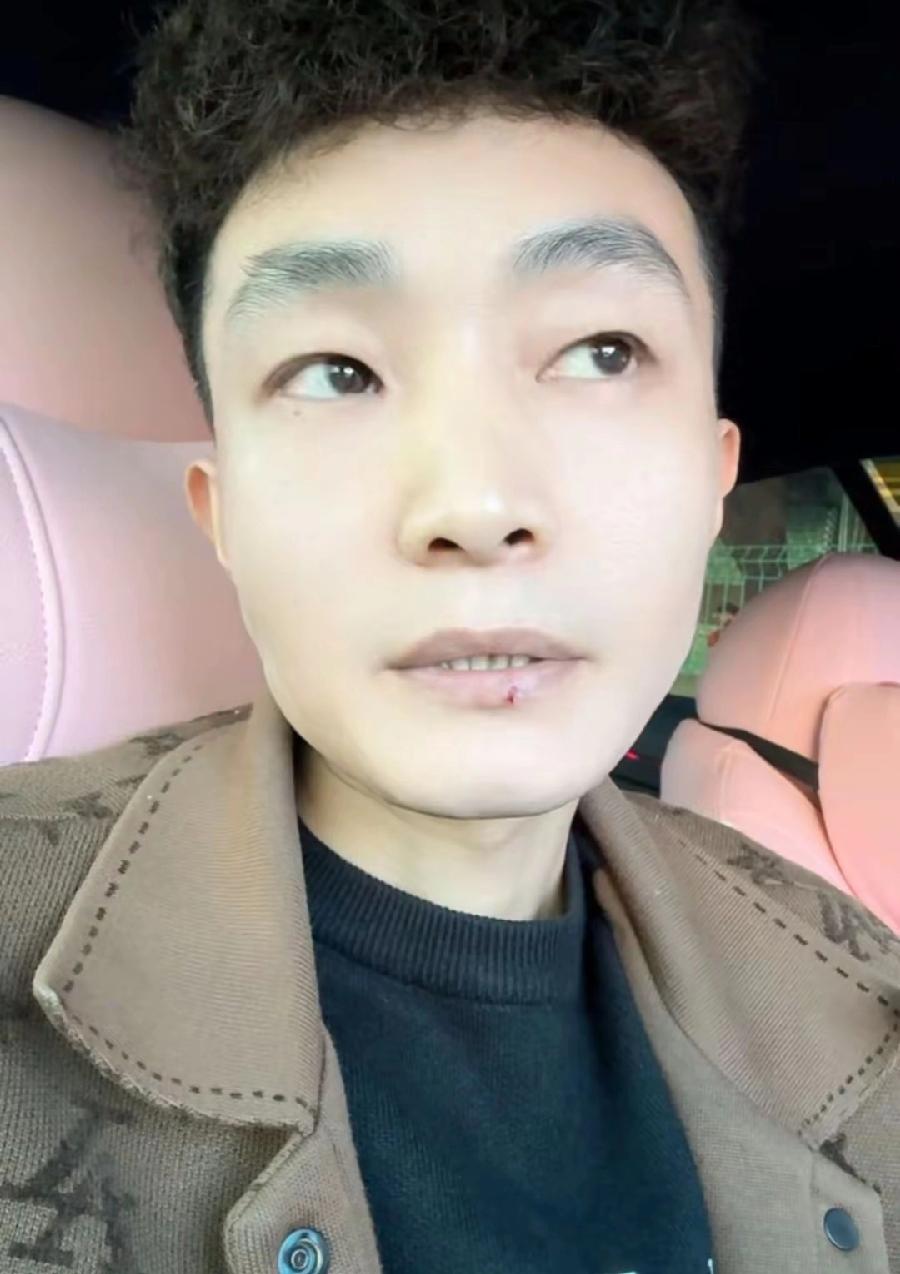 郴州浏阳勇鑫烟花店老板彭海勇，不像86年40岁，像20多岁小伙，年轻老板开个店不