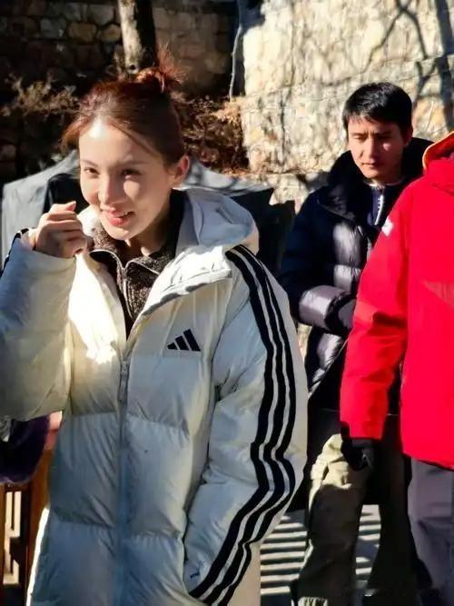 2025年12月24日，有网友在辽宁丹东大孤山惊喜偶遇金晨。画面里，金晨头戴黑色