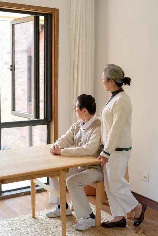 吃透这三个字，晚年生活想不舒坦都难。一，装儿女抱怨的时候，装听不见。和孩子