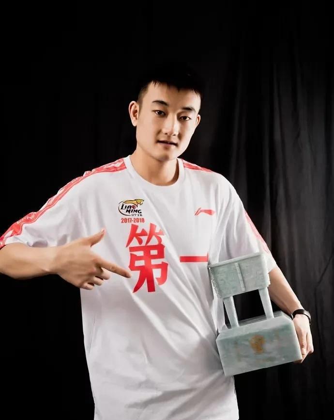 赛季结束宣布退役，丛明晨与辽宁男篮双向奔赴！今日辽宁男篮前锋丛明晨在社交媒体上