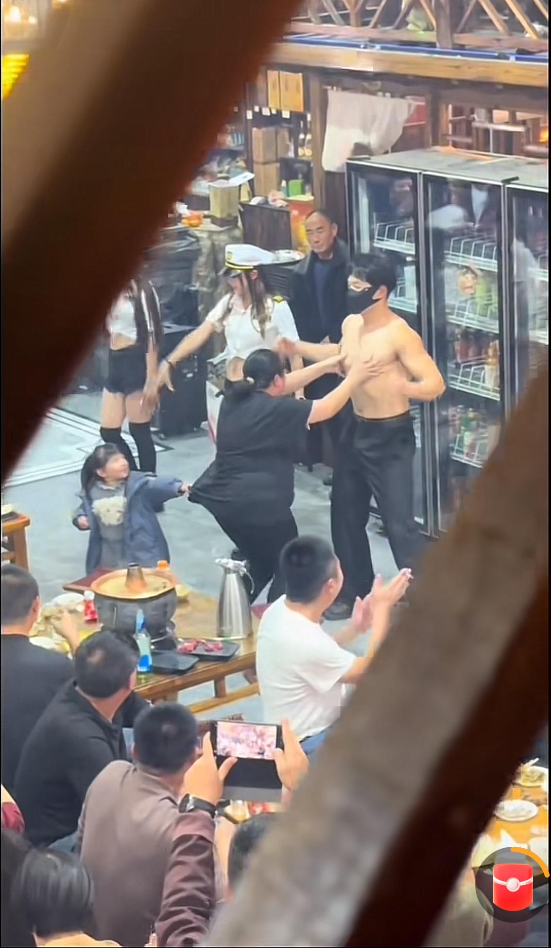 我的个乖乖，这位姐做了，我一直想做却不敢做的事！这长相，这身材，喜欢每天刷霸道总