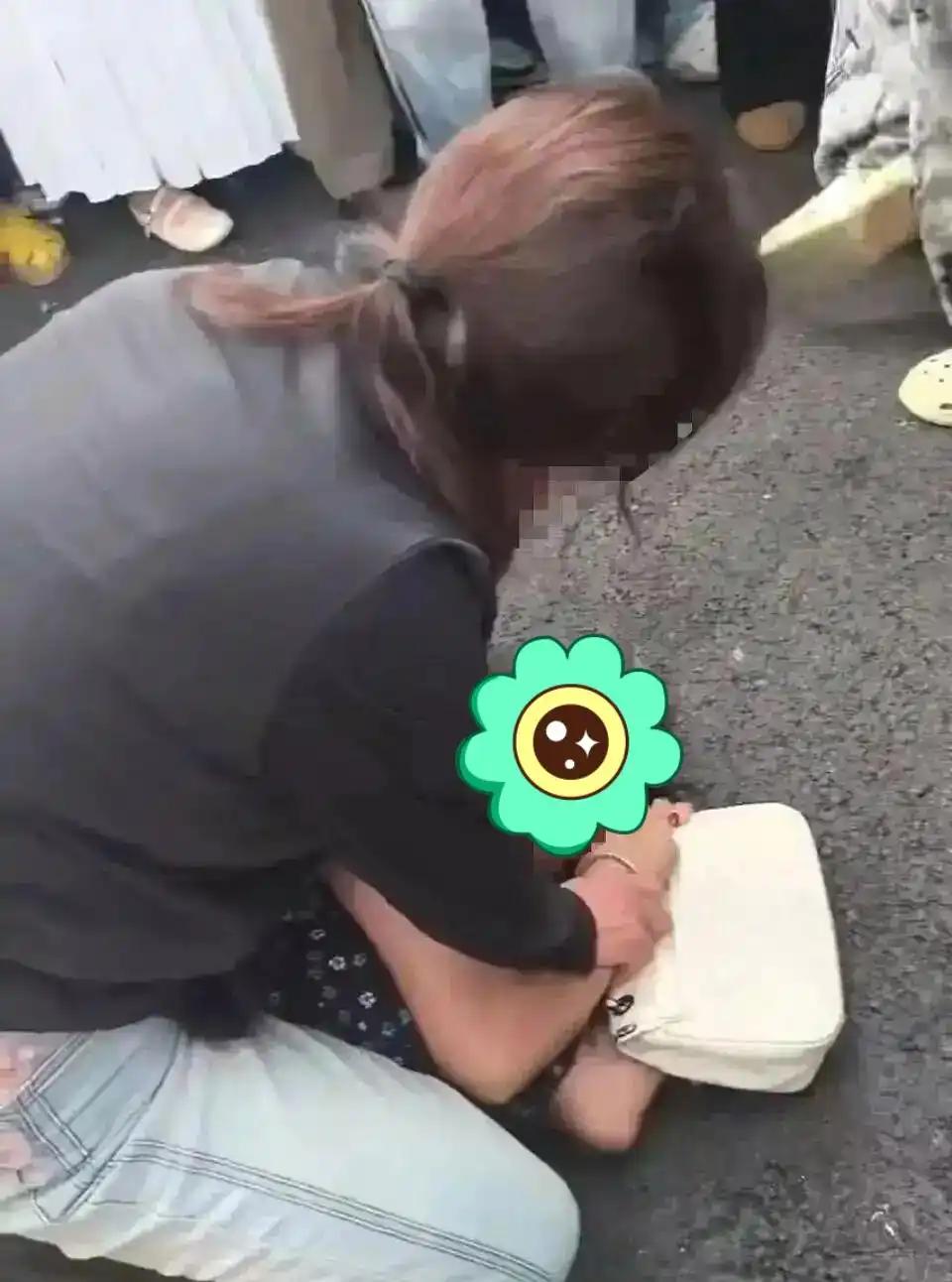 保定街头，两女子大打出手，其中一人把对方压制在地后持续殴打，还当众扯掉了对方的裤