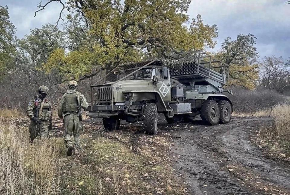 一边是美国直接“请”走了一个国家总统，另一边是俄罗斯“点名”清除了对手的指挥官。