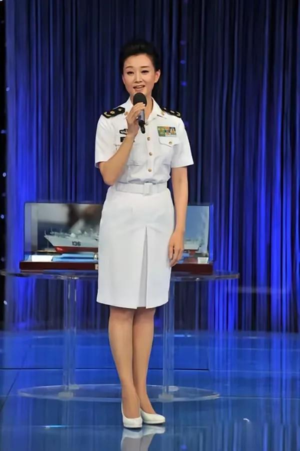 宋祖英"亮相某活动，一身军装英姿飒爽，台下观众掌声连连。宋祖英是大家喜爱的歌唱家