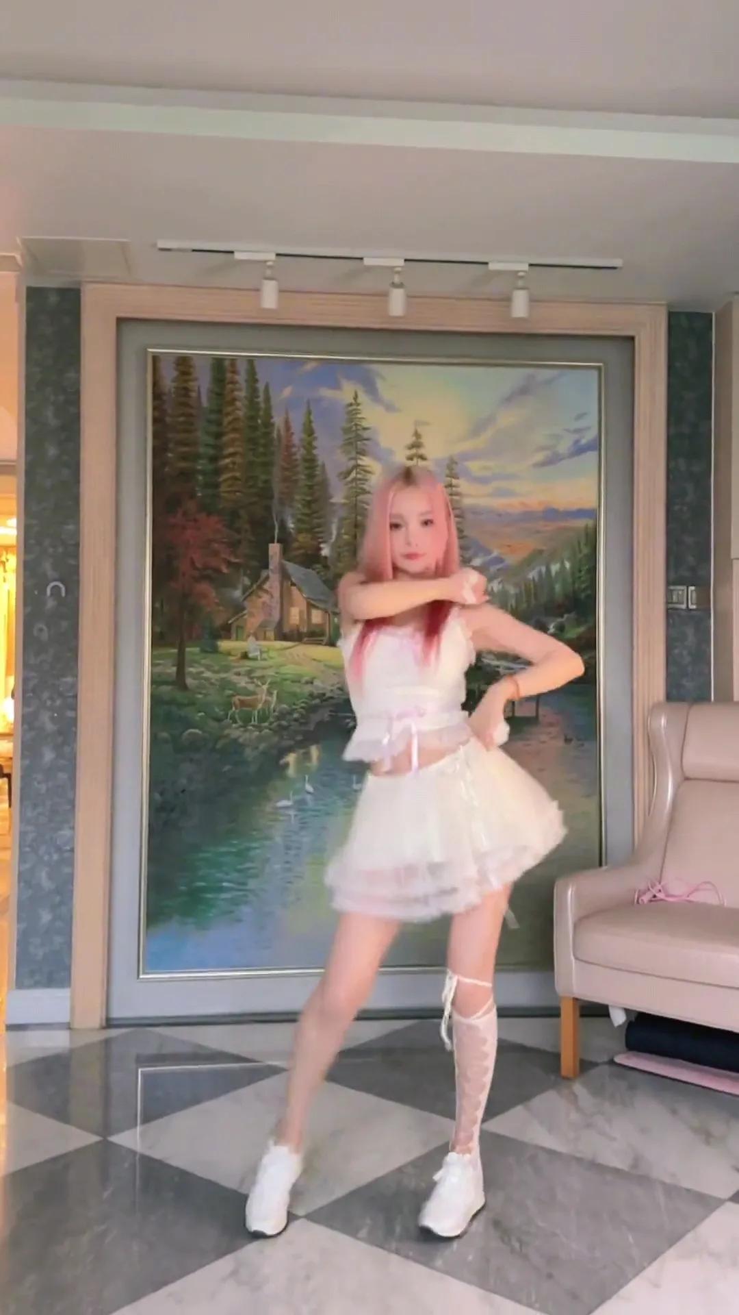 李小璐跳舞这个状态也是瞬间回到了18岁。画面中，李小璐身穿白色露脐短裙套装，染着