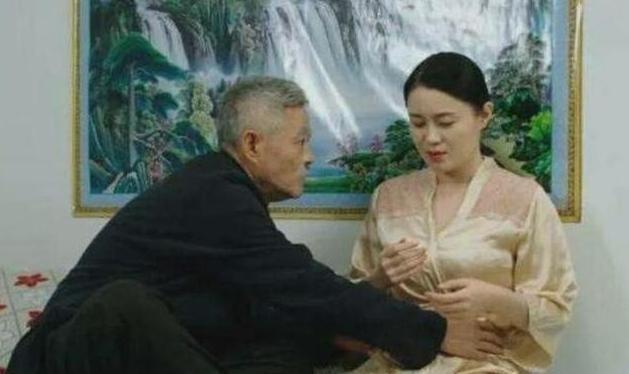 被赵本山捧红的关婷娜，既不会唱歌，也不会跳舞，更不会二人转，也没有向赵本山跪拜师