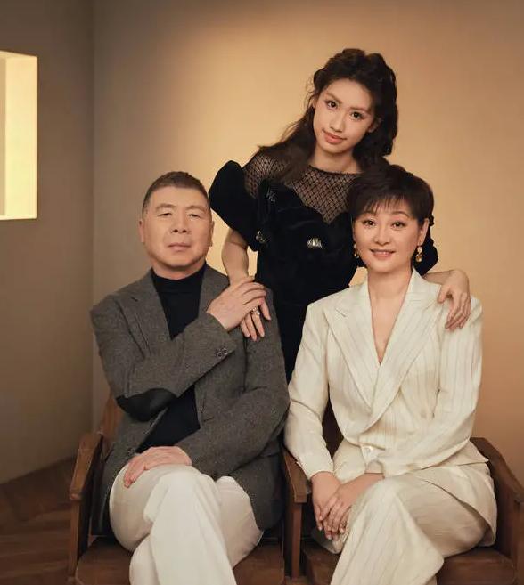 不得不说，冯小刚眼光真好，收养的这个女儿真漂亮！最近，冯小刚和徐帆夫妇带着女儿
