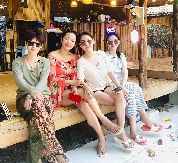 姐姐是短圆脸，妹妹是长窄脸，相对来说妹妹更上镜，但是小s从小到大的性格一直都畏畏