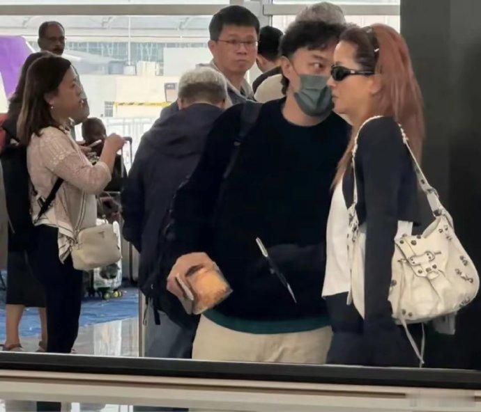 陈奕迅全家赴日旅游，女儿陈康堤罕见现身，素颜油头显黑眼圈，熬夜常态下引共鸣。​