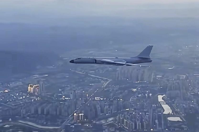 新消息，轰-6K都飞到台湾上空了！台岛那边彻底慌了近期关于轰6K飞行活动的讨论