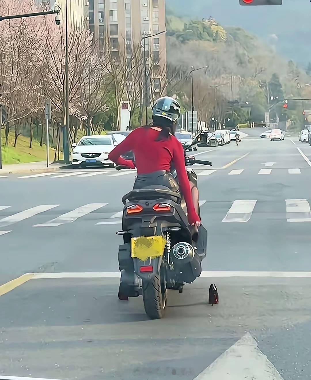 穿这个高跟鞋骑摩托车，属不属于违法呢？