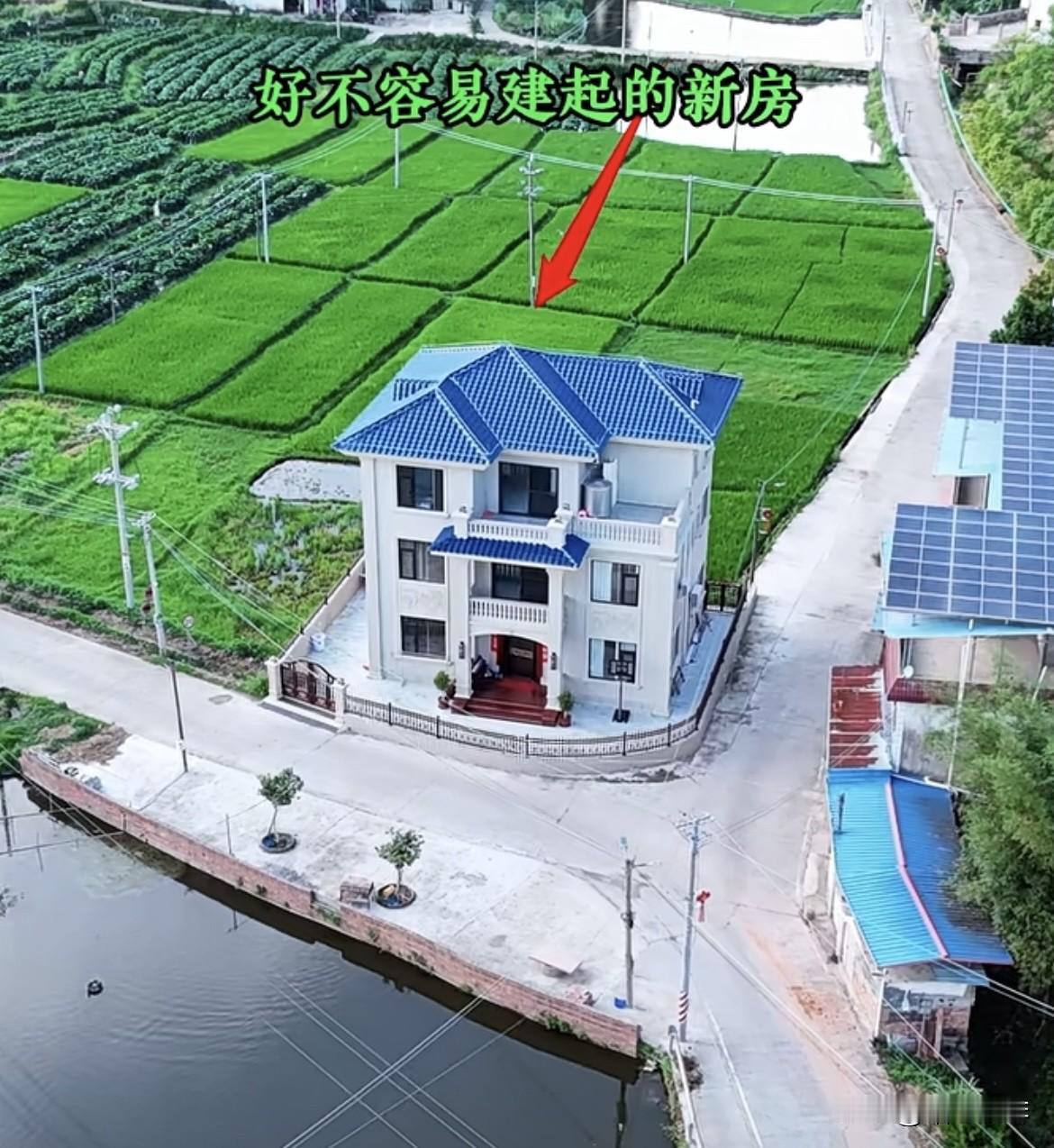 好不容易建起的新房🏠路过的人都劝这家搬走好‼️你们觉得到底要不要搬走好呢⁉