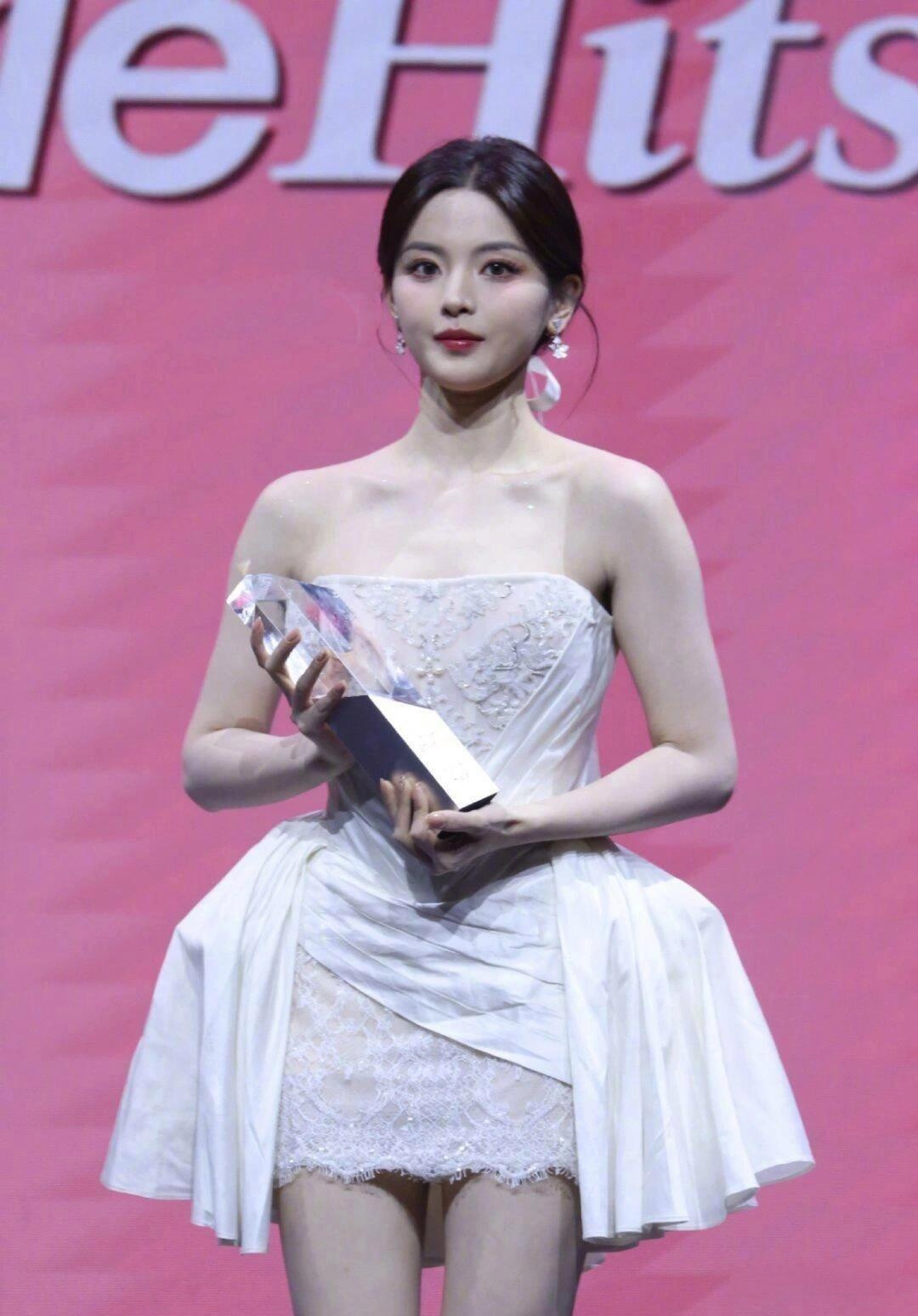 天呐！胡一天到底有多高？168杨超越高跟鞋！这身高差好大啊