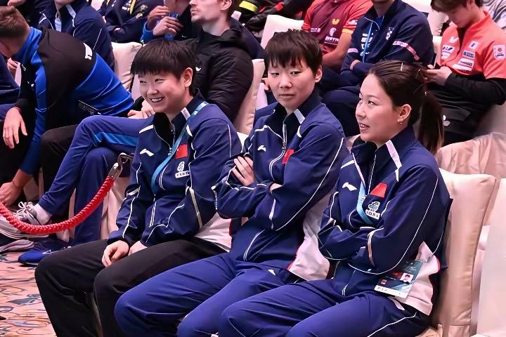 国乒“三朵金花”聊天瞬间莎莎：真是感叹，时间过得真快啊！曼昱：可不是，转眼