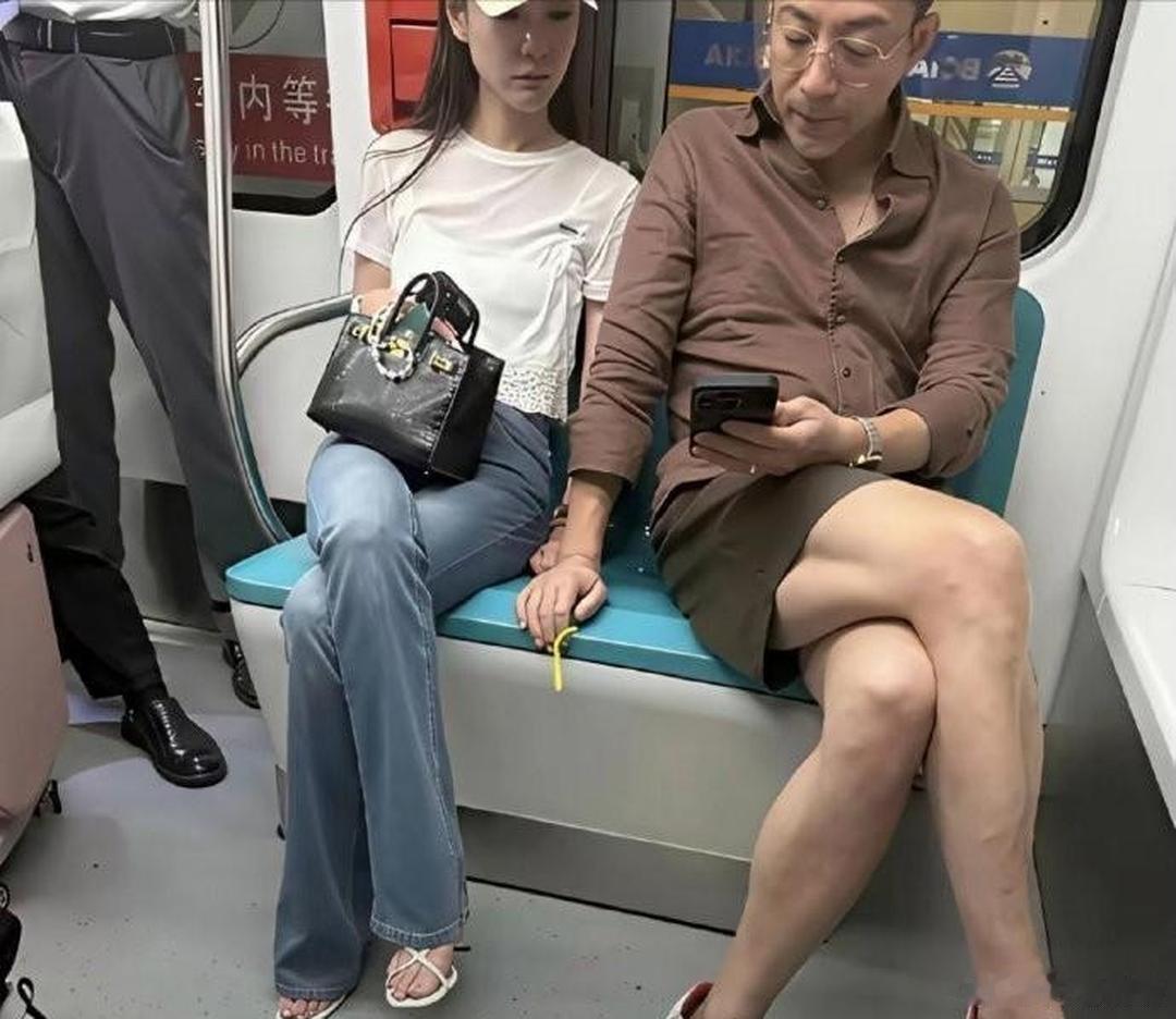 身家上亿的‏‏大⁠明星，居‏⁠然也坐⁠这种几块钱的﻿地铁？