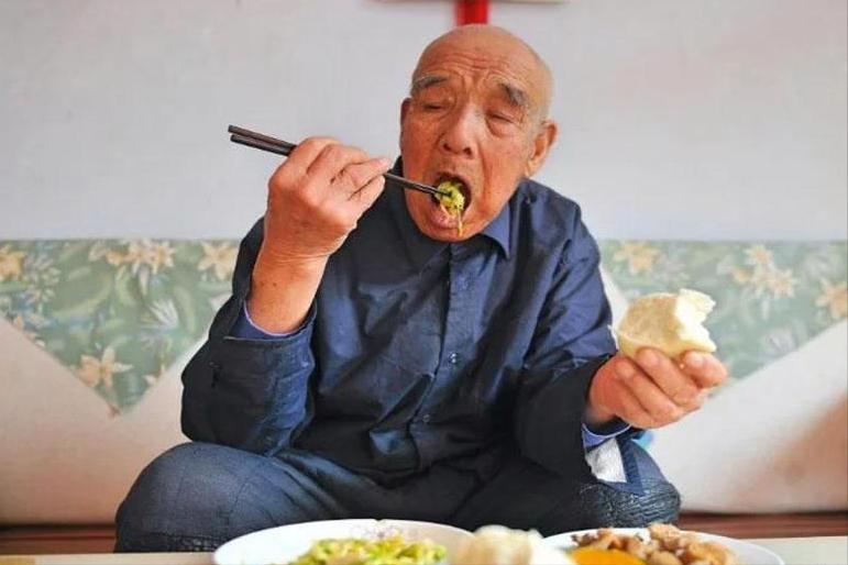 “吃饭七分饱”是不对的？医生：过了60岁，吃饭尽量要做到这6点医院营养门诊有