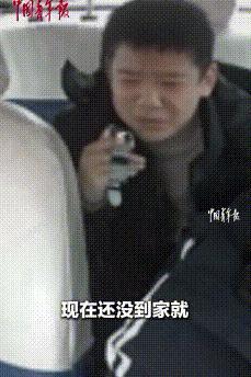 近日贵州遵义一男孩独自打车回家，路上遇上堵车，看着计价器不停跳涨，担心带的钱不够