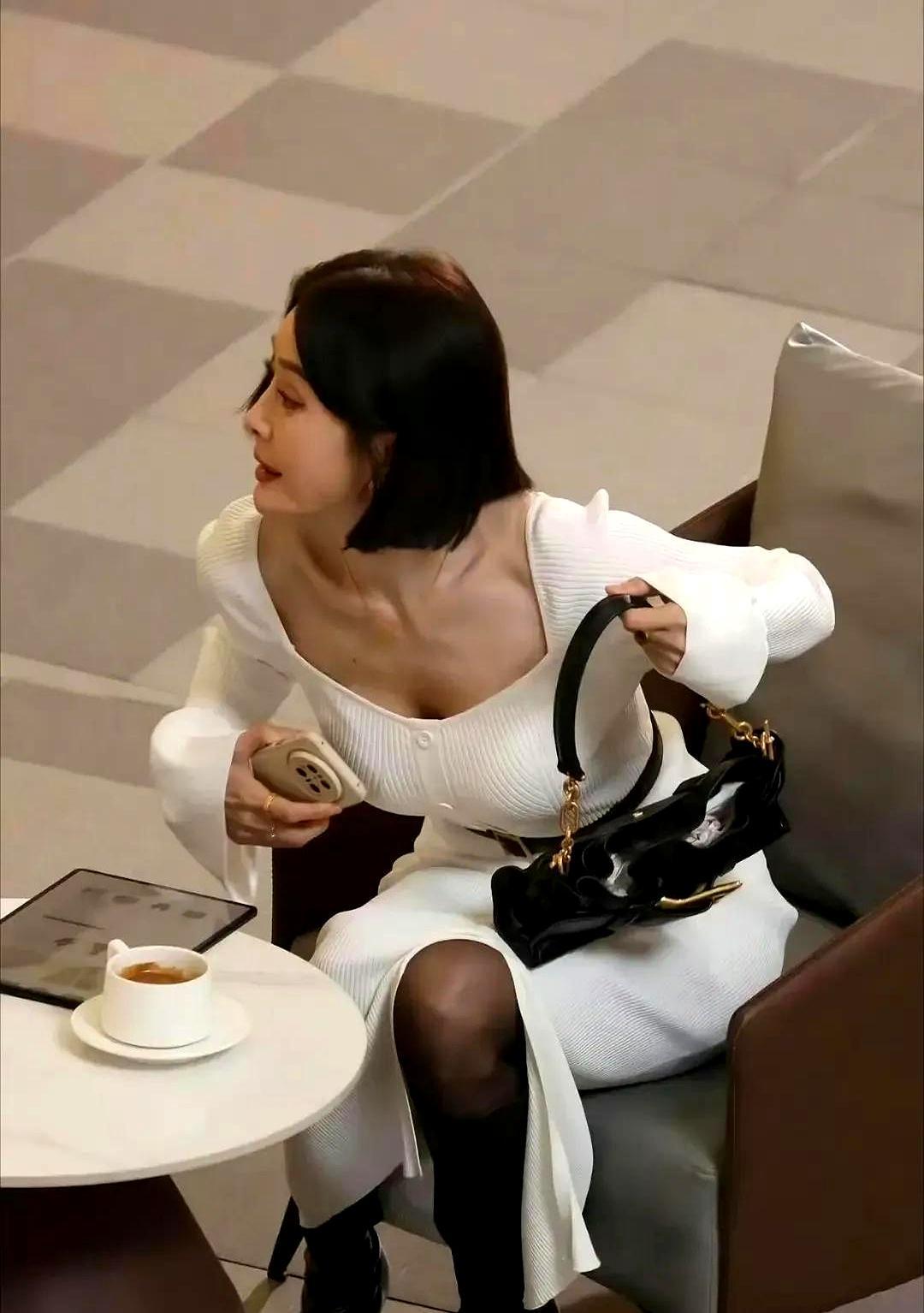 娱乐圈最顶级的清醒，不是拼命立人设，而是看透什么时候该抓感情，什么时候该握权杖。