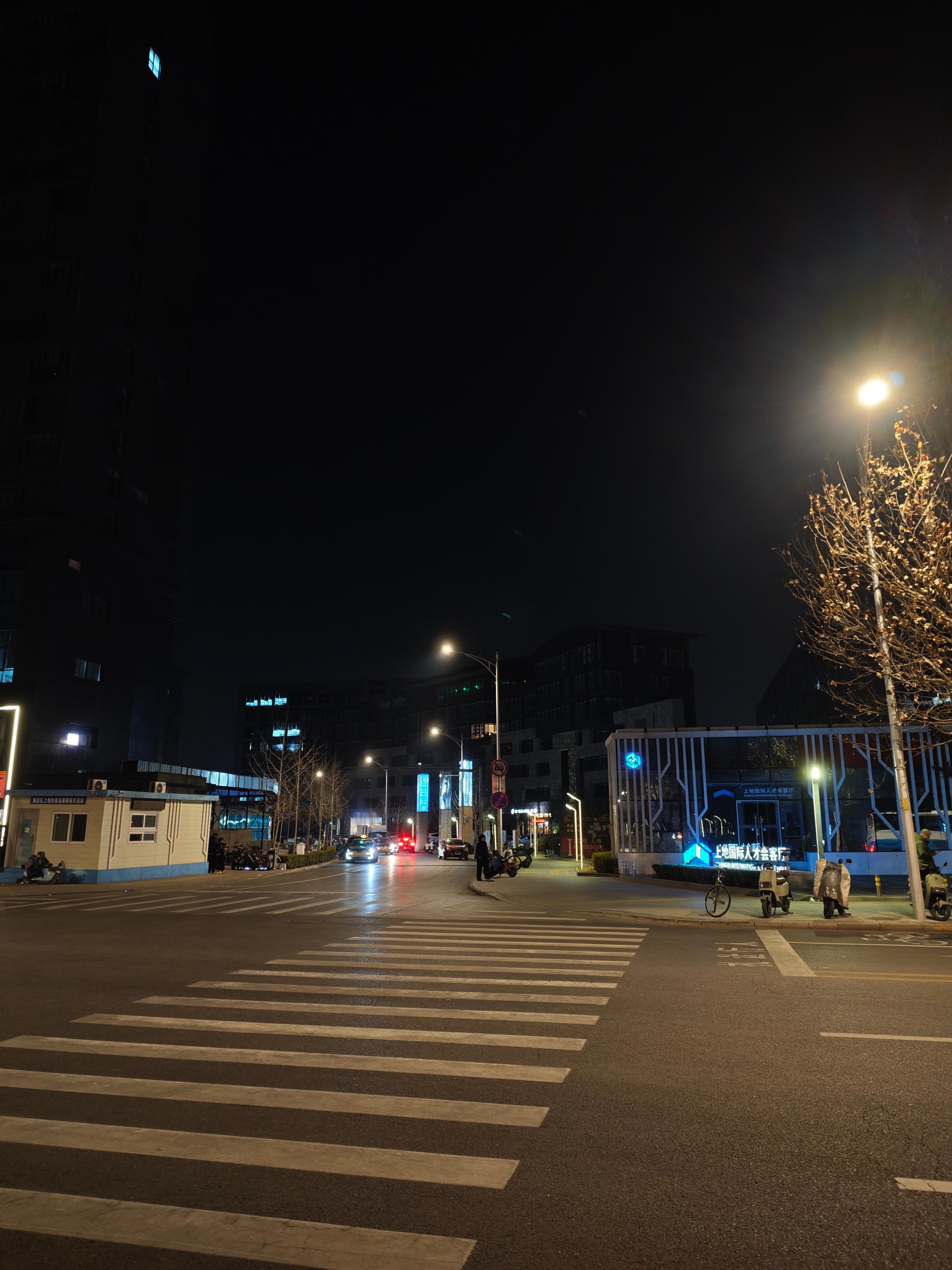 今晚的北京，马路边，地铁里人都少了很多，大家都回家了嘛