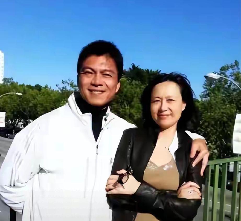 62岁江嘉良：38年守护影后妻子，俩女儿出众，活成人生赢家他曾是