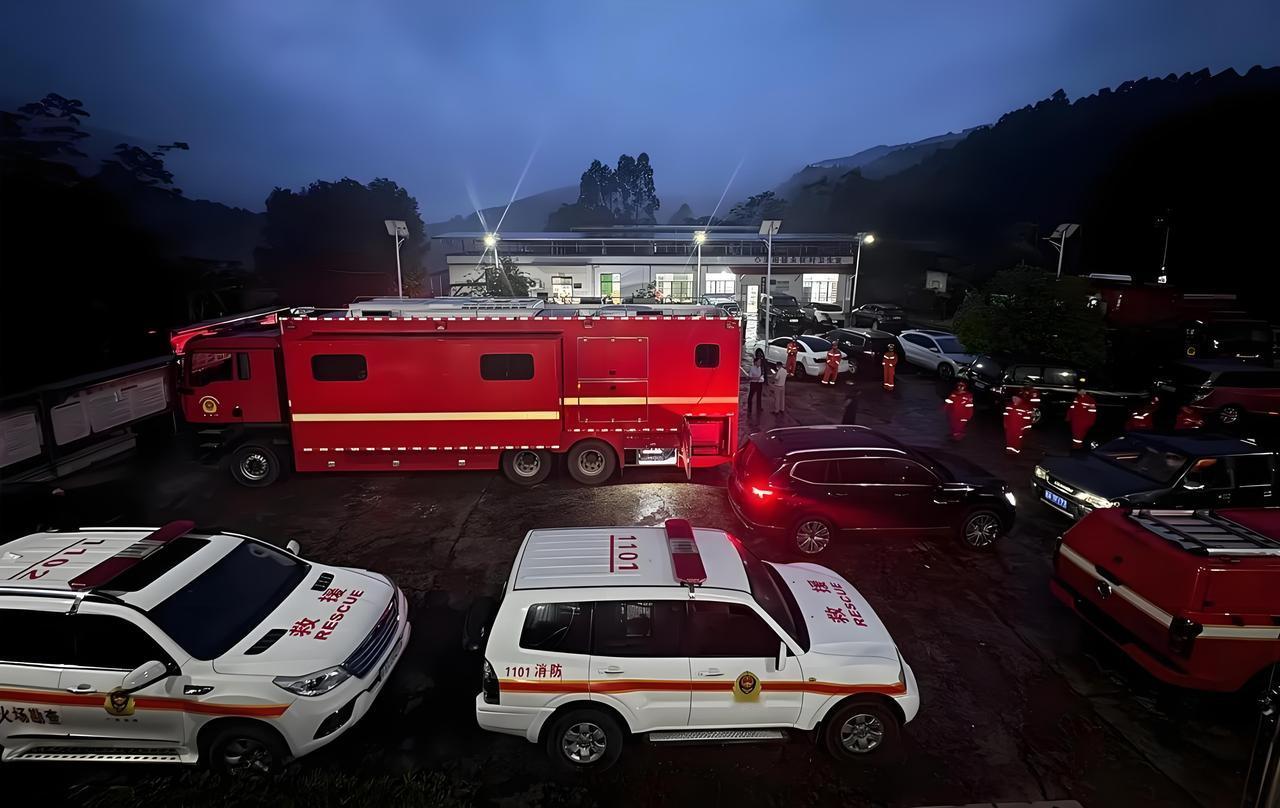 【深夜突发！广西环江皮卡车坠河，1死9失联】5月16日晚，广西河池环江县龙岩