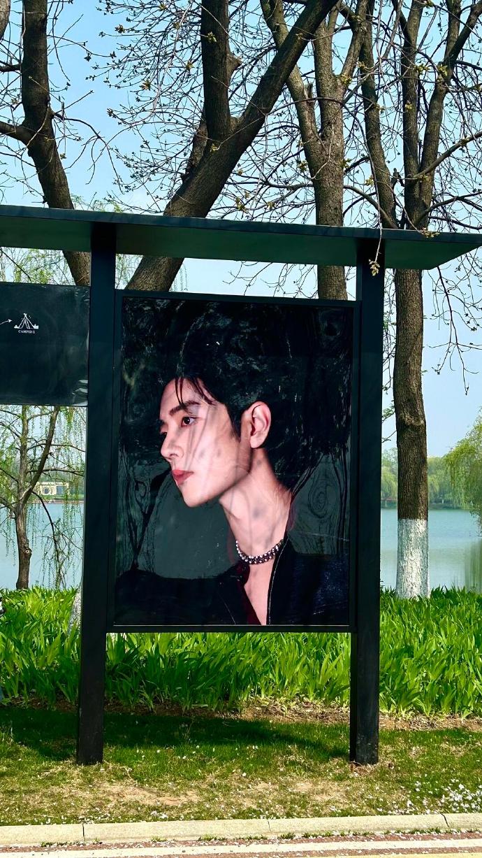 湖边的肖战地广，风景本景，帅得野性天然