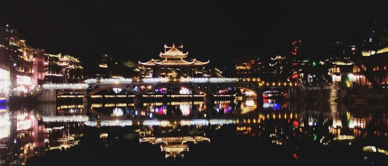 单位里独自站一对和谁走的都不近；基本上算是对单位的格局和情形有着清醒的认识；