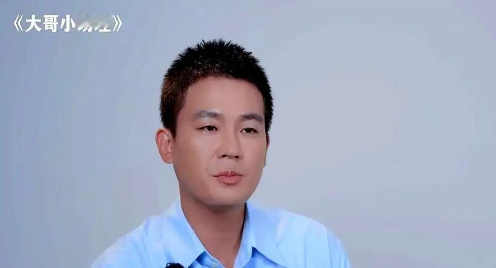 全剧组上百号人连带导演管虎全僵在原地，机位架好，硬生生等了半个多小时。楼下欧豪和李乃文妆发一丝不苟，