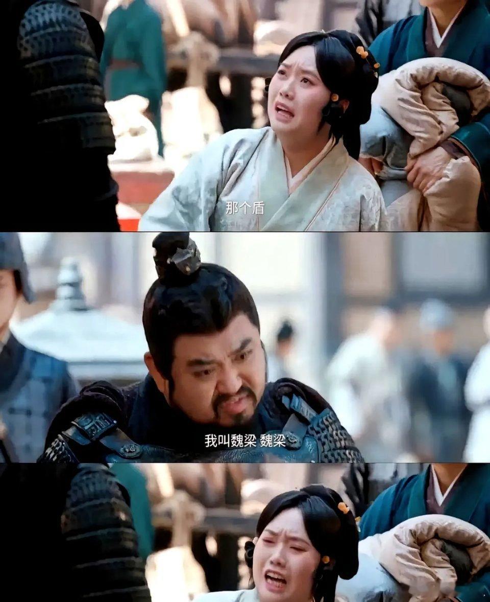 折腰：烽烟漫卷，血色染红边城。城门失守之际，魏梁孤身挡在女君身前，脖颈间挂着的护