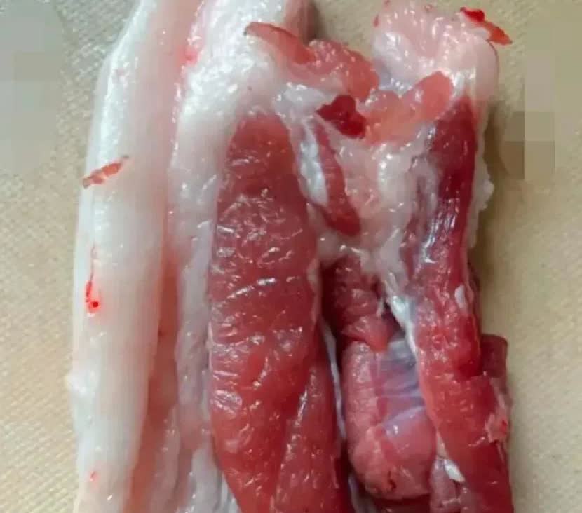 湖北，一名女子做晚饭的时候，打算炒个五花肉，于是，她就给了女儿五十块钱，让她去肉